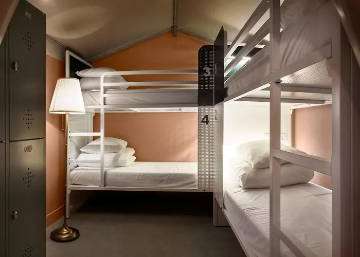 Hostal Urban Camper & Bar *