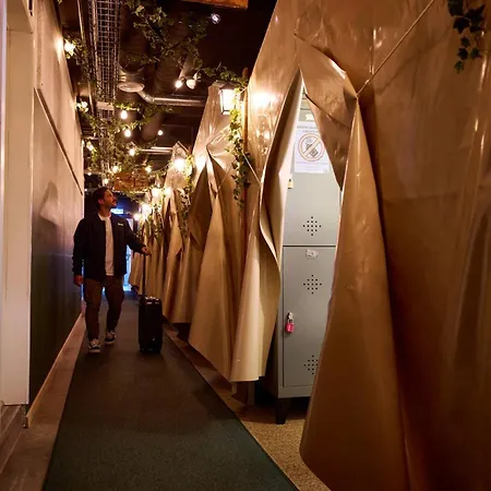 Urban Camper & Bar ホステル