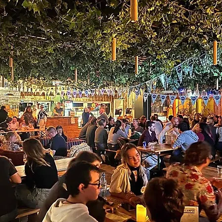 Hostel Urban Camper & Bar *