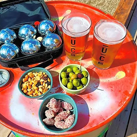 Hostel Urban Camper & Bar
