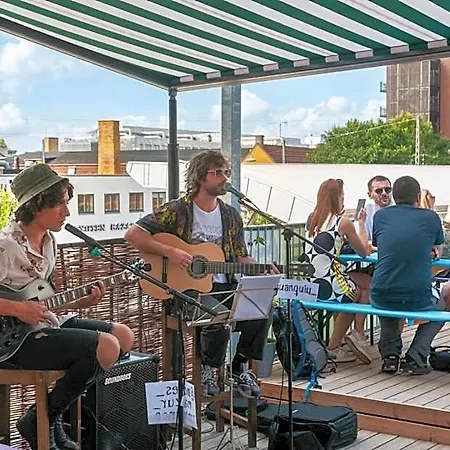 Hostel Urban Camper & Bar