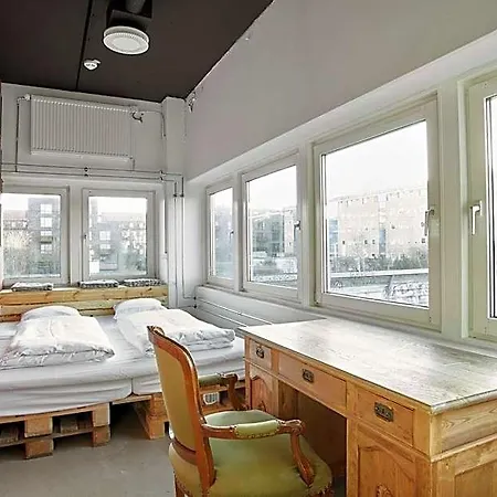 بيت شباب Urban Camper & Bar