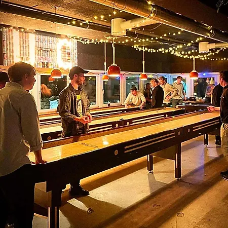 بيت شباب Urban Camper & Bar