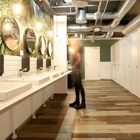 بيت شباب Urban Camper & Bar