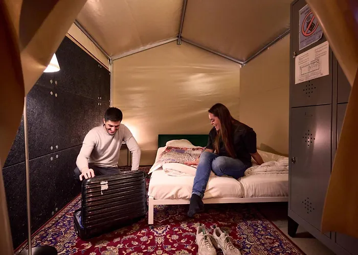 Hostel Urban Camper & Bar *