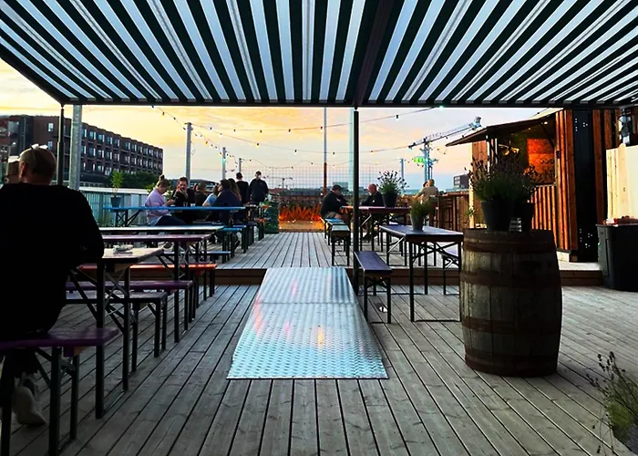 Urban Camper & Bar Hostel *