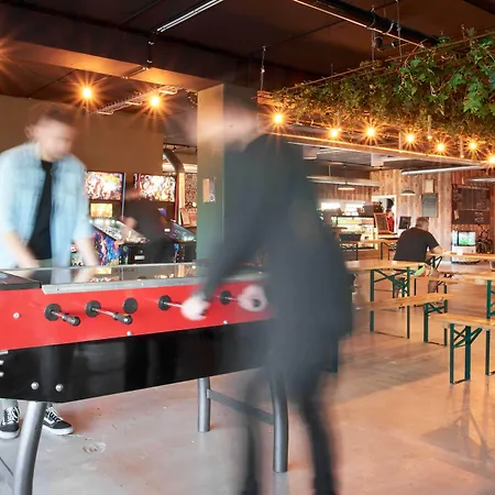 Urban Camper & Bar אכסניה