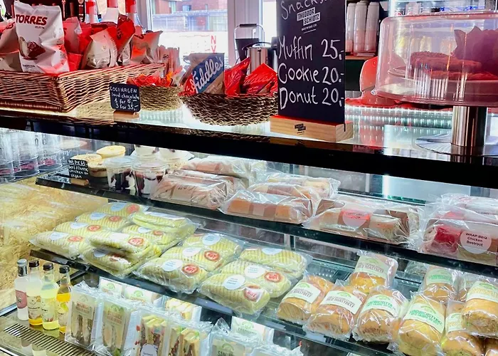 Urban Camper & Bar אכסניה *